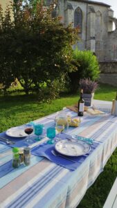 table au jardin de notre maison de vacances